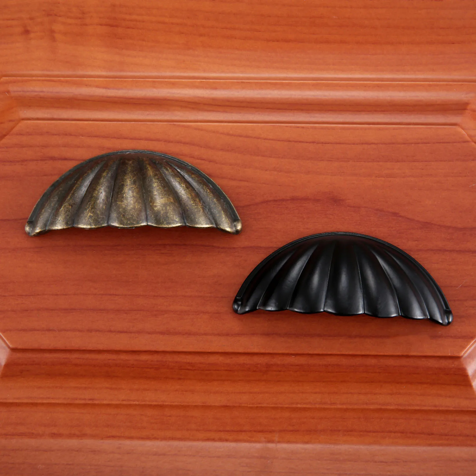 Manija en forma de concha de a - Restoration Hardware Furniture Used reseña y precio